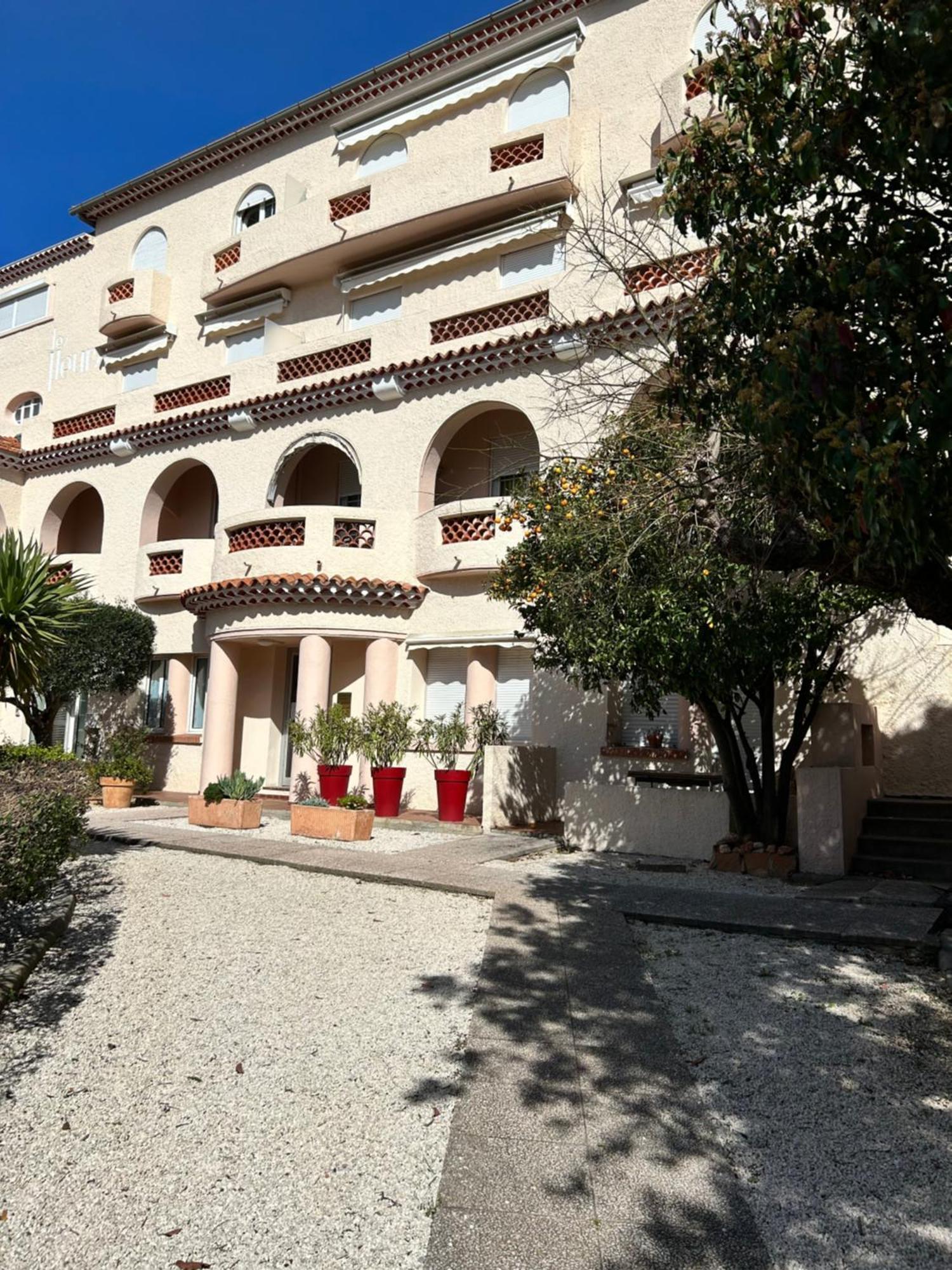 Agreable Studio Renove Avec Place De Parking Bandol Exterior photo